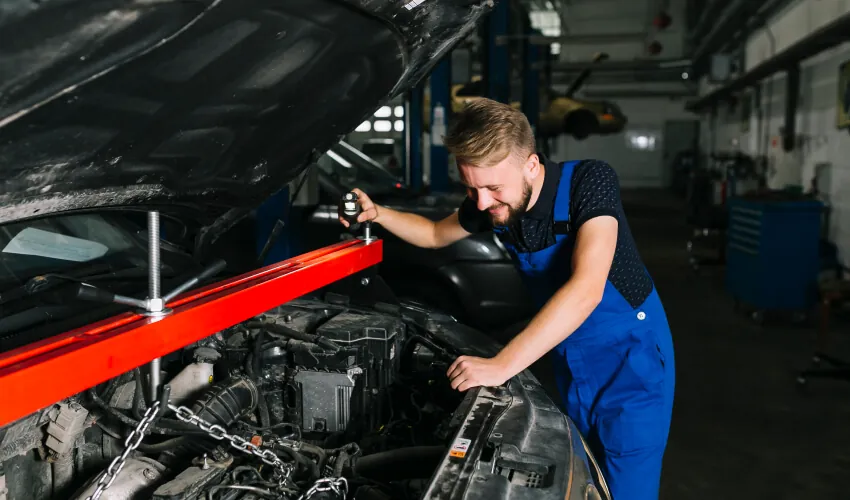 Best car mechanic near you in Dubai repairing a car at customer’s location